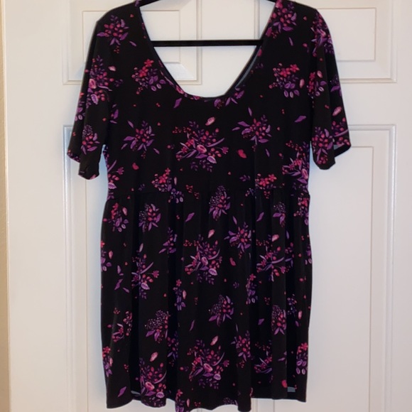😊FREE😊With $30 Purchase - Torrid blouse w/flowers , butterflies - Plus Sized - Picture 5 of 8